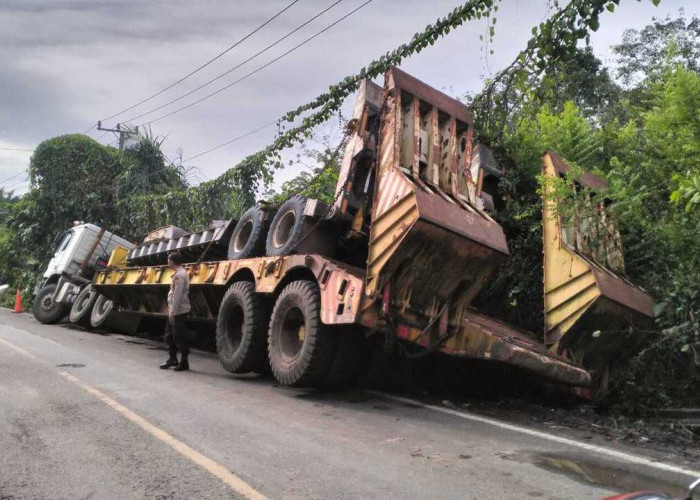 Trailer Alat Berat Terperosok, Arus Lalin Macet