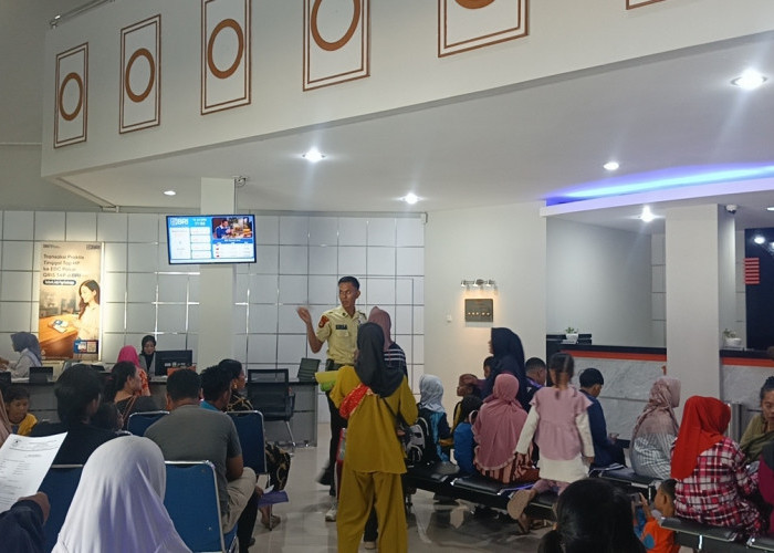Dana PIP SD Cair : BRI Cabang Kayuagung Dipadati Siswa dan Wali Murid