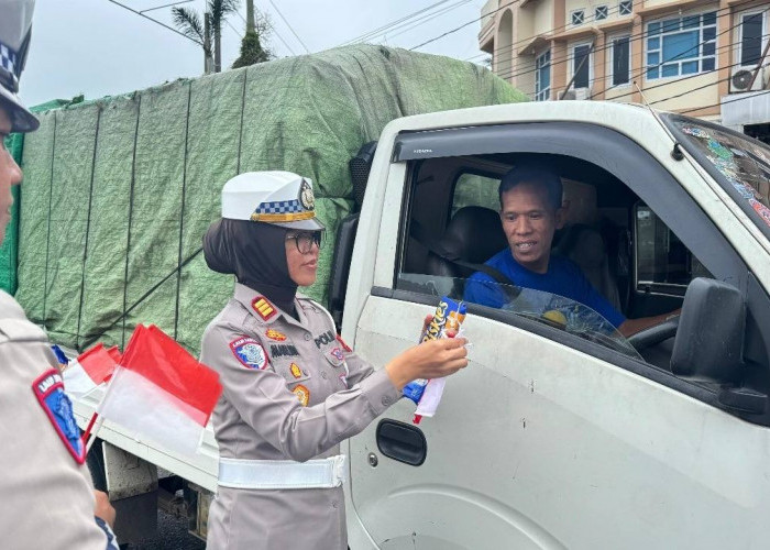 Sambut HUT RI ke-80 Satlantas Prabumulih Bagikan Bendera Biskuit dan Edukasi Pengendara