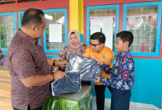 Pemkab OKU Salurkan Bantuan Seragam Sekolah Gratis