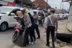 Personel Lantas Bantu Pengendara Sepeda Motor Terjatuh