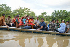 Naik Perahu, Teddy Salurkan Bantuan Korban Banjir