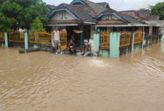Aksi Heroik, Anggota Polres OKU Gendong Warga Terjebak Banjir