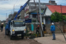 Tiga Tiang PLN di Jalan Prof M Yamin Prabumulih Roboh Diterjang Angin, Listrik Warga Padam