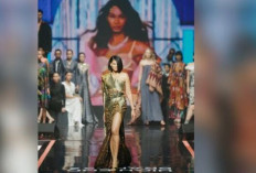 Supermodel Eks VS Angels Kenakan Gaun Karya Desainer Indonesia