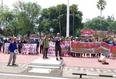 Massa Minta Non Aktifkan Kades Padang Bindu