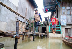 Agus Fatoni Tinjau Lokasi Banjir di Muara Enim, Salurkan Bantuan untuk Warga Terdampak