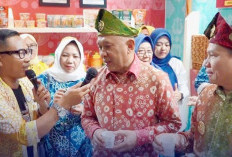 Menkop-UKM Teten Masduki Seruput Nikmatnya Kopi Semendo