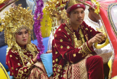 44 Pasangan Pengantin Nikah Massal Diarak Mobil Hias