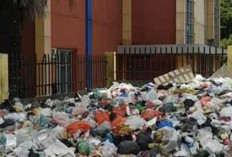 Warga Keluhkan  Sampah Menggunung di TPS Prabujaya