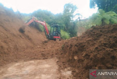 BPBD Muara Enim Buka Akses Jalan Tertutup Longsor di Desa Sritanjung