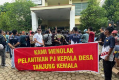 Ratusan Warga Tanjung Kemala Protes : Minta Pelantikan Pj Kades Dibatalkan !