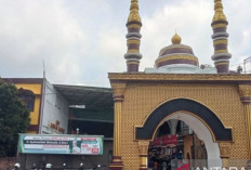 Pengunjung Memadati Objek Wisata Alquran Al-Akbar di Palembang saat Libur Lebaran