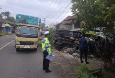 Kecelakaan Tunggal : Truk Hino Terbalik di Jalan Lintas Sumatera, Polisi Sebut Ini Penyebabnya 