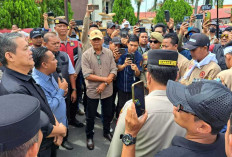 Gelar Aksi Unjuk Rasa di Gedung DPRD Prabumulih, FKPP: Mereka itu Wakil Kami, Kami ini Bos Mereka