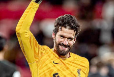 Lawan PSG, Alisson Patahkan 9 Tembakan