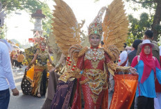 Meriah, Warga OKI Tumpah Ruah ke Jalan Saksikan Pawai Kemerdekaan