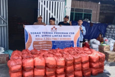 Bagikan Ribuan Paket Sembako untuk Warga Sekitar