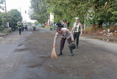 Tumpahan Minyak Picu Laka Tunggal, Polisi Sigap Bersihkan Jalan