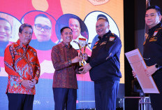 Wako Ratu Dewa Terima Penghargaan