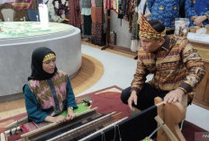 Bekali 50 Anak Putus Sekolah untuk Membuat Songket