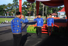 Sekda Edward Candra Pimpin Apel Korpri dan Serahkan Santunan kepada 125 ASN Purna Tugas