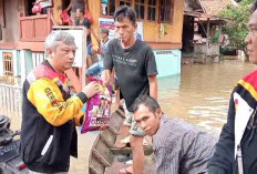 Anggota DPRD Muraenim Bantu Korban Banjir Benakat