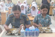 Santap Makanan Bergizi Gratis dengan Siswa SMA Hang Tuah   