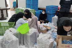 Masjid Agung Palembang Bagikan 600 Porsi Takjil per Hari