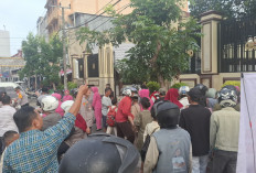 100 Paket Ludes 5 Menit! Ibu Bhayangkari Polres Lubuklinggau Tebar Takjil di Depan Mapolres 