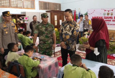 Pj Bupati, Kapolres dan Dandim 0403 OKU Bagikan Makan Siang Bergizi