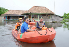 Agus Fatoni Antar Langsung Bantuan ke Rumah Warga Gunakan Perahu Karet