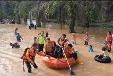 Banjir Melanda Ruas Jalan Sekayu - Plakat Tinggi, Aktivitas Warga Lumpuh 