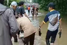 Ribuan Siswa Terkepung Banjir : Kendaraan Bermotor Ditinggal di Sekolah