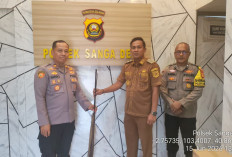 Dukung Kamtibmas, Kades Terusan Serahkan Senpi Rakitan ke Polsek Sanga Desa