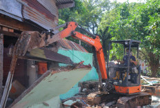 Pol PP Bongkar Rumah dan Kios di Puncak Sekuning