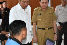 Jokowi Beri Bantuan Satu Unit Mobil Listrik ke SMKN 2 Palembang