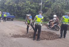 Satlantas Polres OKU Timbun Jalan Berlubang