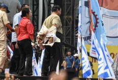 Presiden Prabowo Lepas Seragam Safarinya 