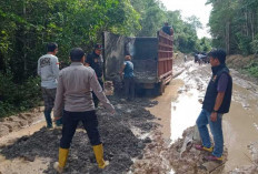 Manfaatkan Bongkaran Tol, Polisi dan Warga Gotong Royong Perbaiki Jalan Cengal-Sungai Jeruju