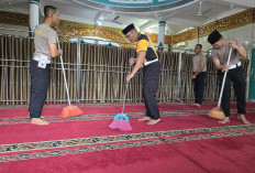 Sambut Ramadhan 1446 H: Satlantas Polres Lubuklinggau Bersih-Bersih Masjid dan Bagikan Sembako 