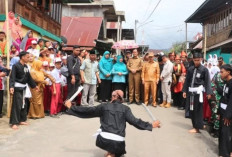 Serap.Aspirasi Edison dan Sumarni Ngantor di Desa Sumbang 1 Ekor Kerbau dan Serahkan Mobil Operasional Desa