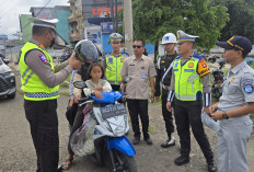 Operasi Keselamatan Musi 2025 di Lubuklinggau: Sat Lantas Bagikan Helm Gratis