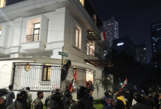 Kondisi Terkini Rumah Eko Patrio Pasca Penjarahan: Dijaga Ketat Polisi dan TNI !    