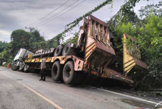 Trailer Alat Berat Terperosok, Arus Lalin Macet