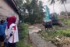 Atasi Banjir Mangga Besar, Wali Kota Prabumulih Arlan Turunkan Alat Berat Pribadi Keruk Sungai Jambat Akar