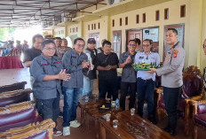 HUT Bhayangkara ke-79, SMSI Prabumulih Beri Tumpeng pada Kapolres 