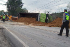 Truk Bermuatan Tanah Terguling di Depan Gerbang Polres Ogan Ilir,  Lalu Lintas Macet 1 KM !