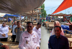 Aksi Nyata! Tanggapi Keluhan Pedagang, H Arlan dan Deni Victoria Gotong Royong Cor Jalan Pasar Subuh Prabumuli