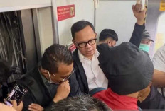 Tak Permasalahkan Pejabat Gunakan Transportasi Umum   